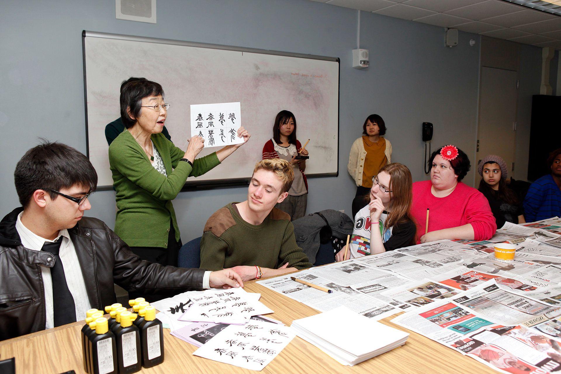 BGSU日语辅修学生举办樱花节活动，并邀请日本游客到俄亥俄校区参观